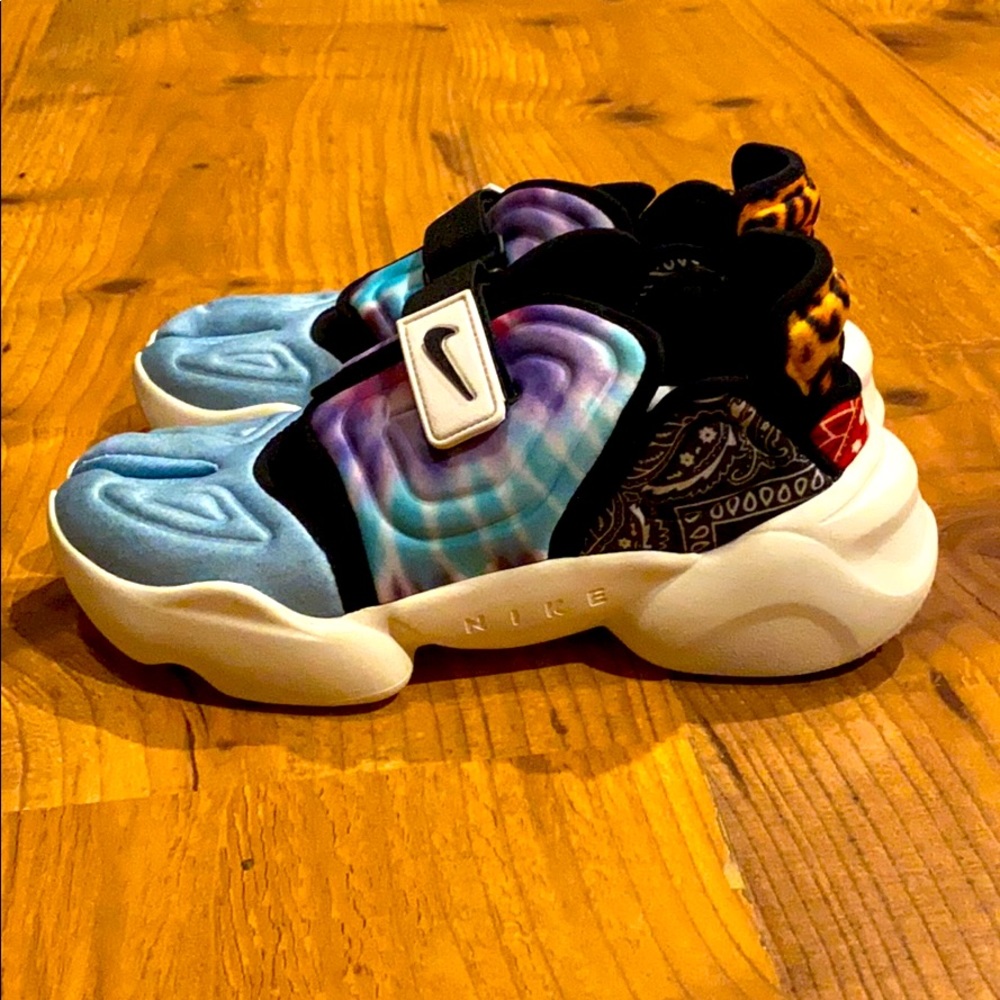 Women’s aqua rift Nike sneakers